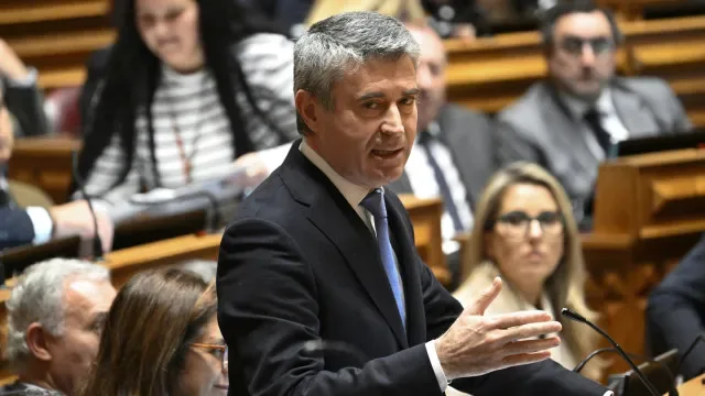 Rendas? Carneiro desafia Montenegro, que diz que PS não tem "autoridade"