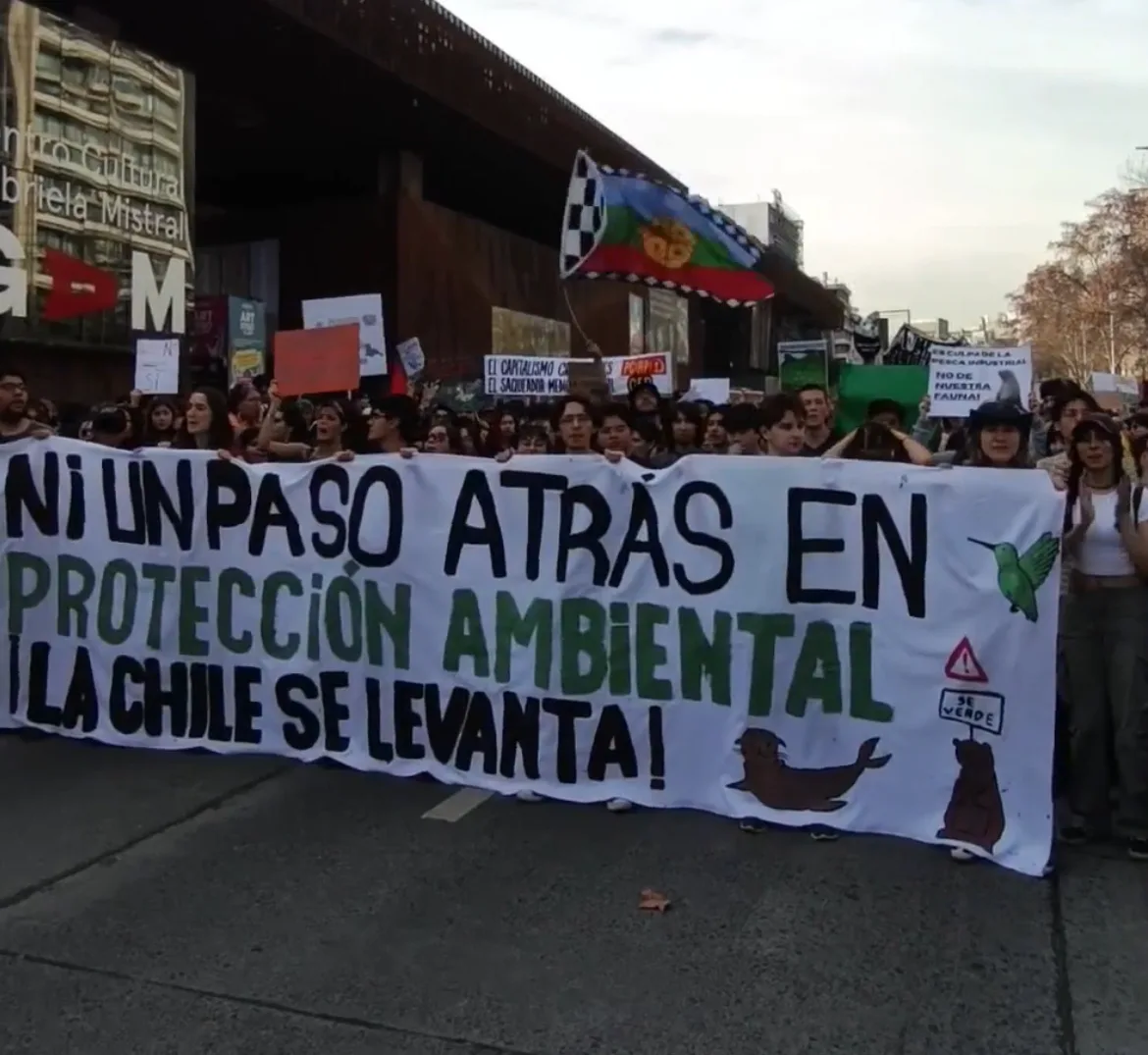 Chilenos protestam contra políticas de Kast que geram retrocessos ambientais