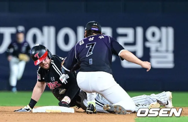 [사진]2루 훔치는 LG 오스틴