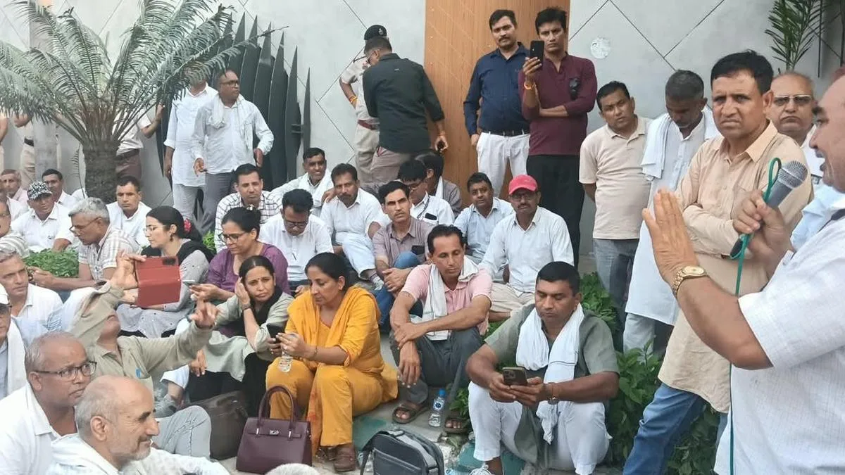 Haryana school guest teachers protest at Education Minister’s residence, seek regularisation