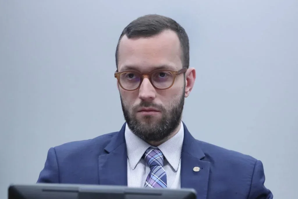 Filipe Barros é multado em 20 mil reais por ataques pagos contra Gleisi Hoffmann nas redes sociais
