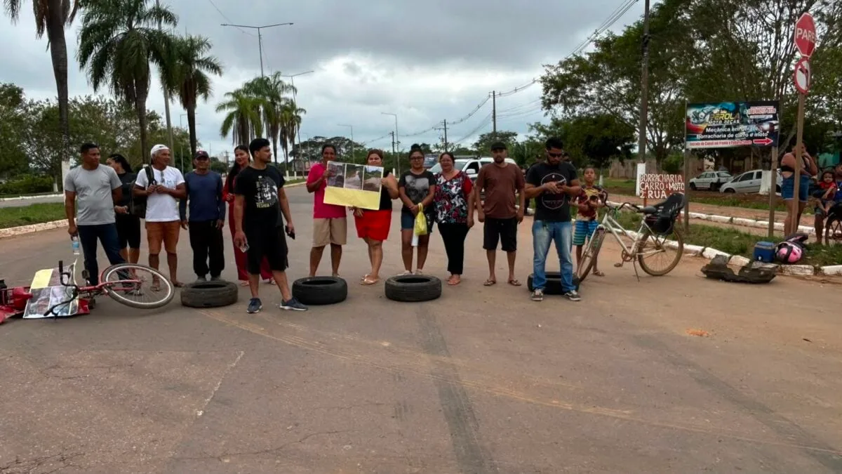 Moradores bloqueiam Amadeu Barbosa e cobram melhorias no Belo Jardim 1