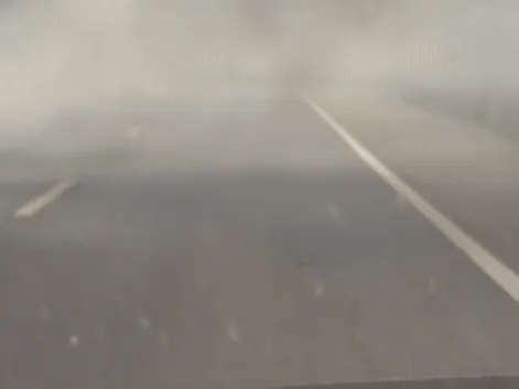 Fumaça de incêndio às margens de rodovia invade pista e reduz visibilidade