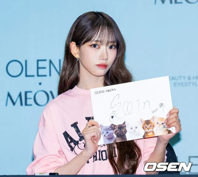 [사진]미야오 수인,'사인지 들고 눈맞춤'