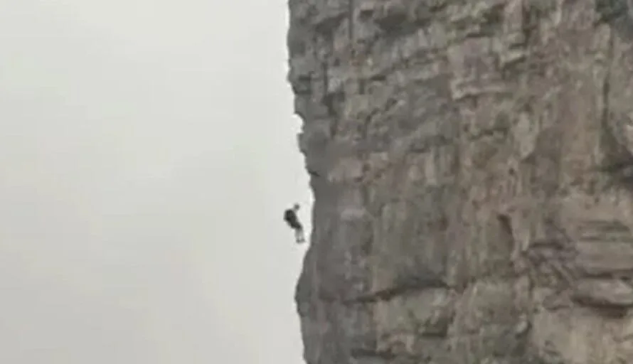 Un alpinista quedó suspendido por horas a 50 metros de la cima de una montaña