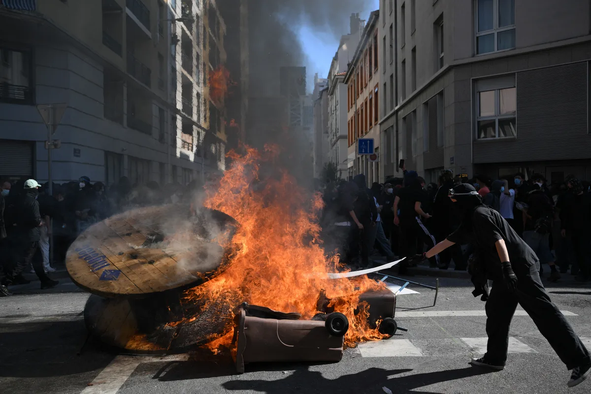 Protestos na França levam 500 mil às ruas, deixam um morto e 1.800 presos
