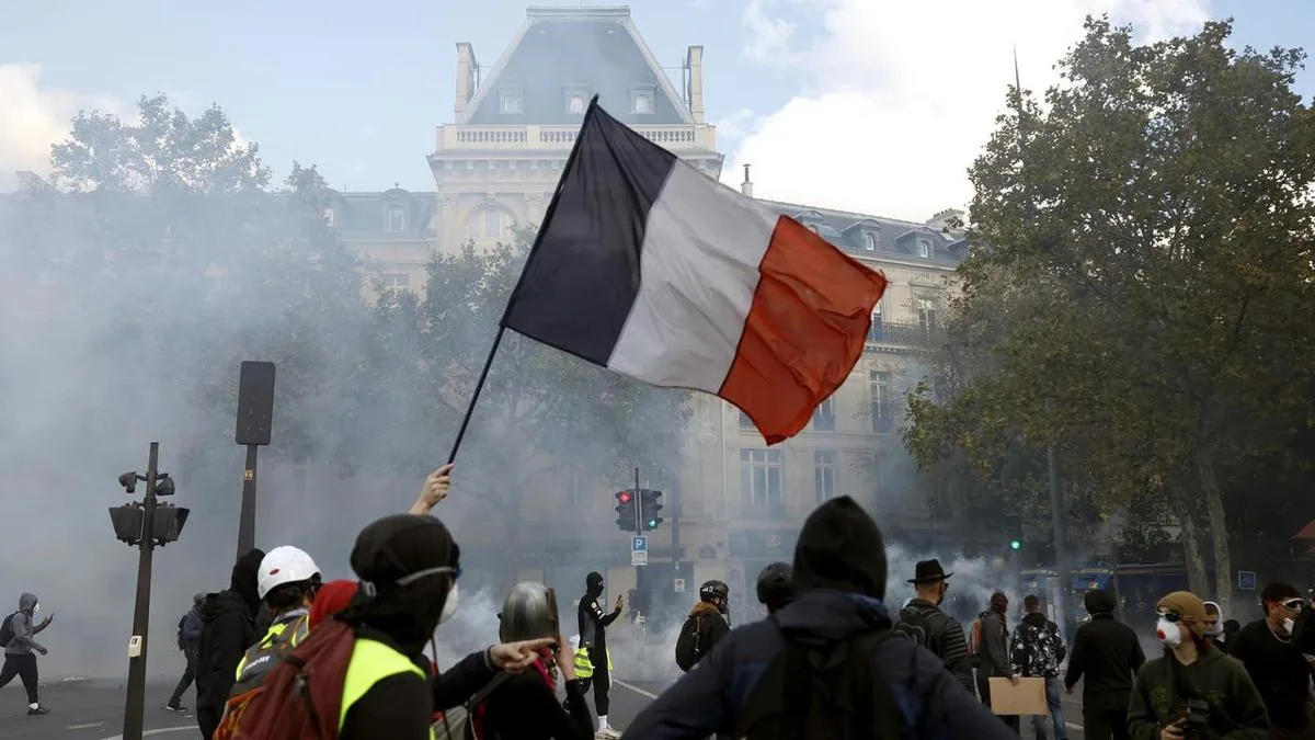Clashes erupt on French streets, 'yellow vests' return