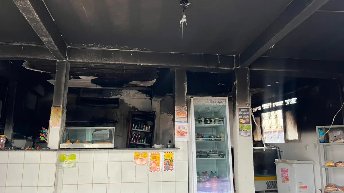 Incêndio atinge lanchonete e destrói equipamentos em Cariacica