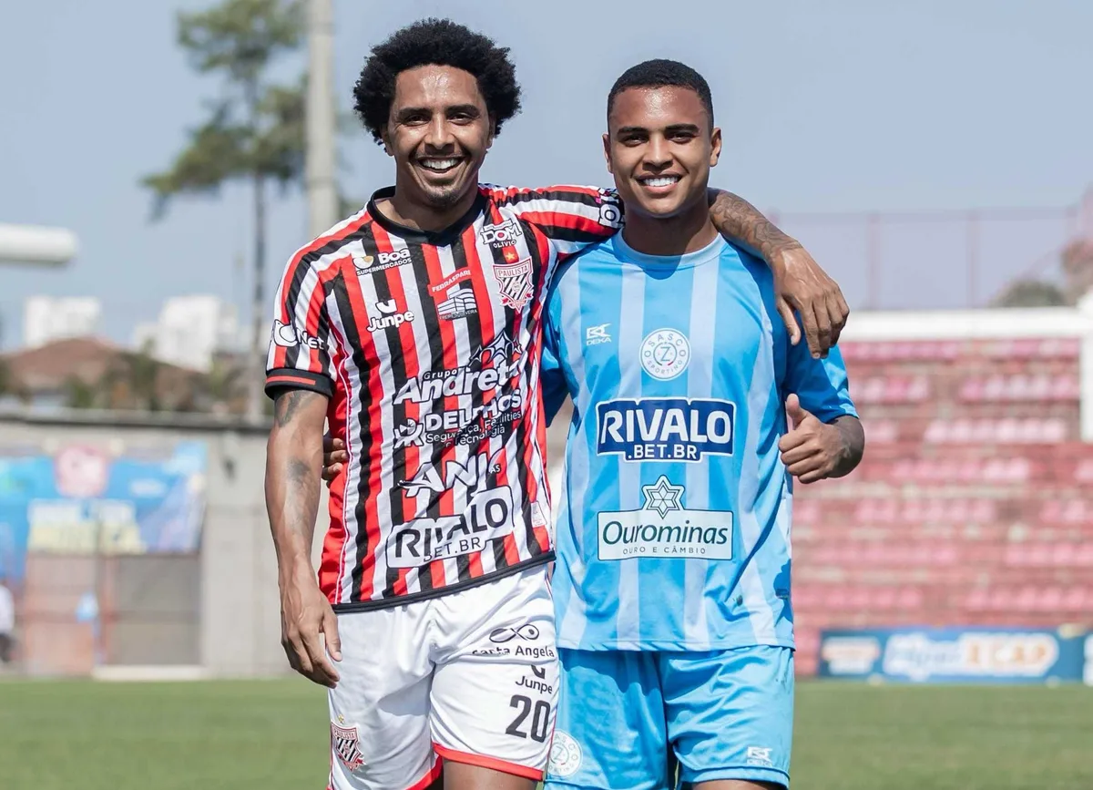 Primos se enfrentam pela primeira vez na carreira e celebram encontro dentro de campo