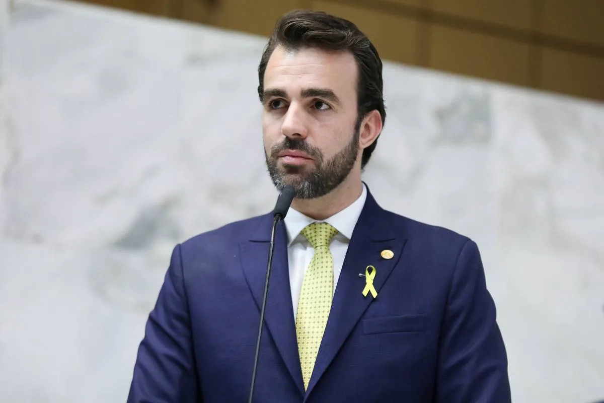 PGR-SP mira campanha de Lucas Bove por uso de imagem de Bolsonaro