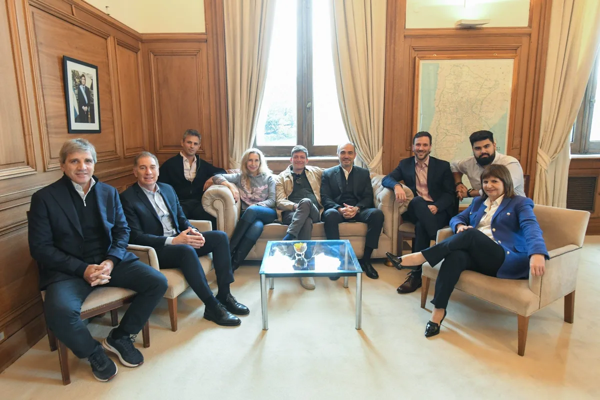 El Gobierno analiza en la mesa política las próximas sesiones legislativas y el acercamiento con el PRO