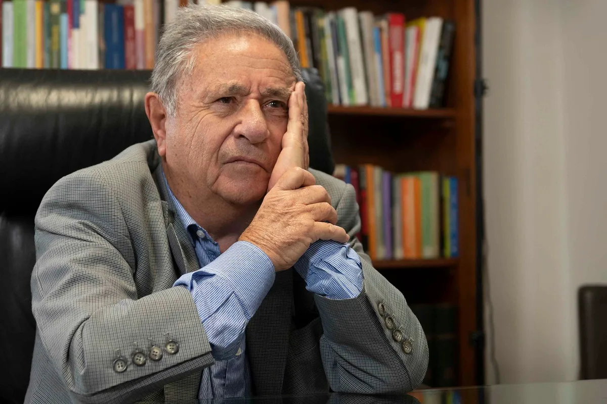 Citaron a indagatoria a Duhalde, Taiana y otros ex funcionarios por el vacunatorio VIP
