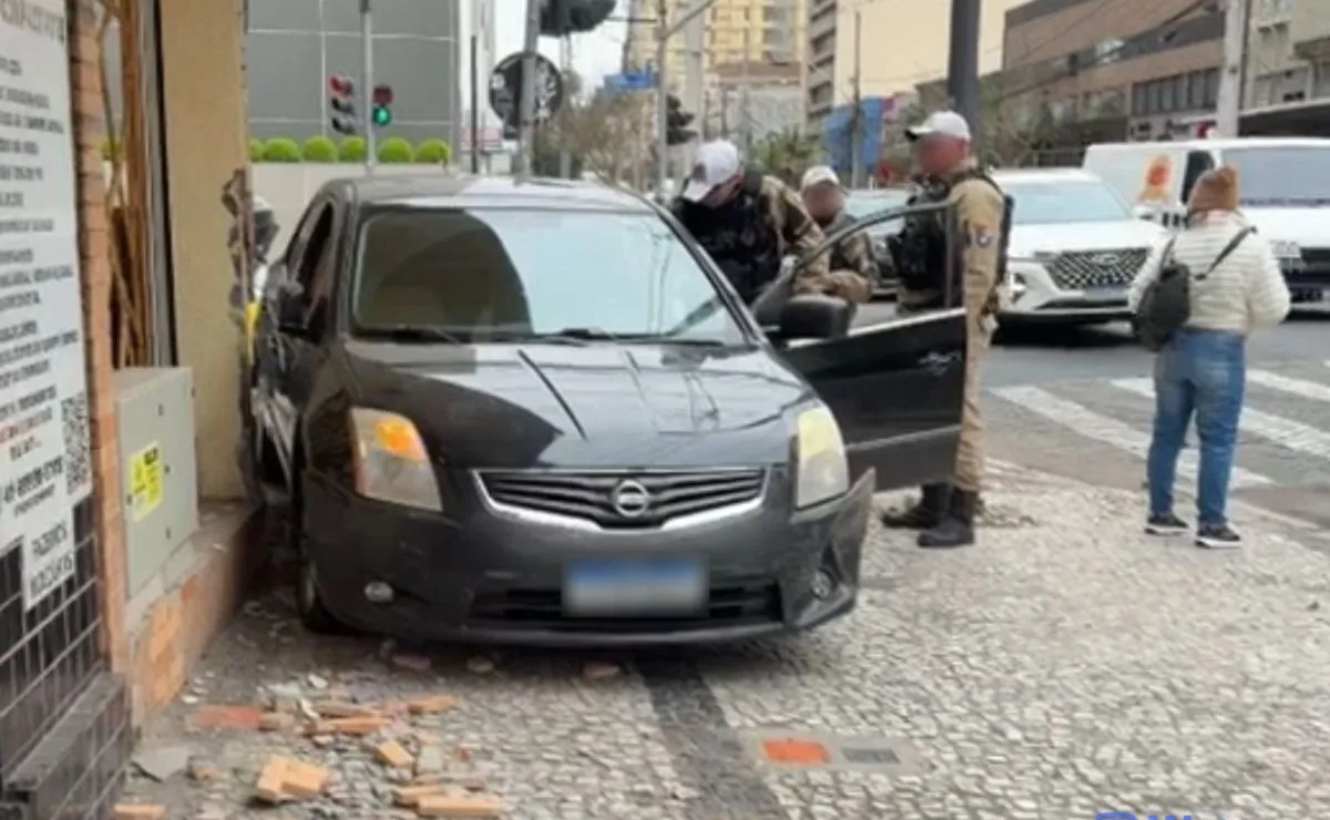 Idoso passa mal ao volante, bate em carro e invade calçada antes de atingir parede de panificadora em Curitiba