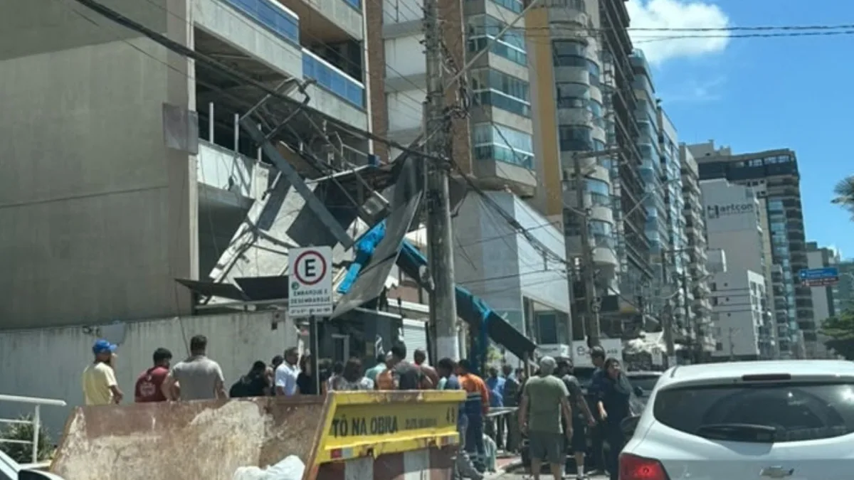 Dois trabalhadores ficam feridos após andaime de obra despencar de prédio em Vila Velha