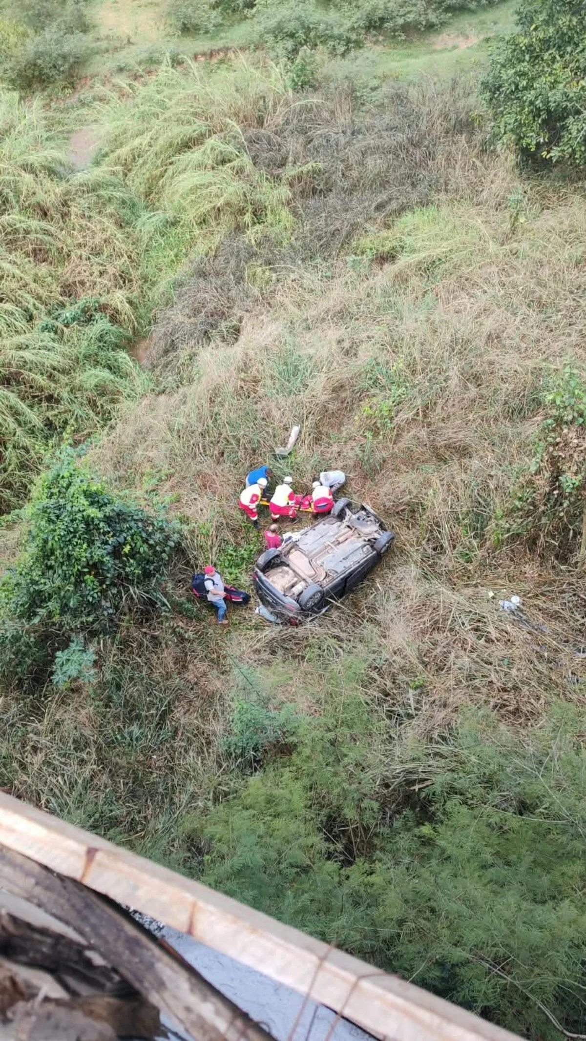 Carro cai de viaduto e duas pessoas ficam feridas na BR-116, em Sapucaia