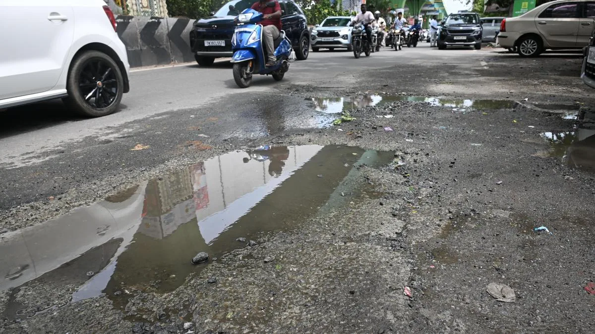Roads turn into traps for motorists in Salem city
