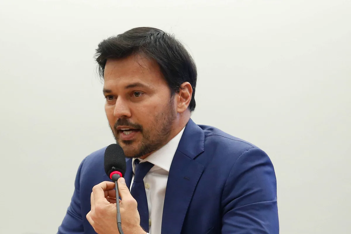 Advogados são acionados por Fabio Faria para processar sites e personalidades por relatos sobre festa de Vorcaro