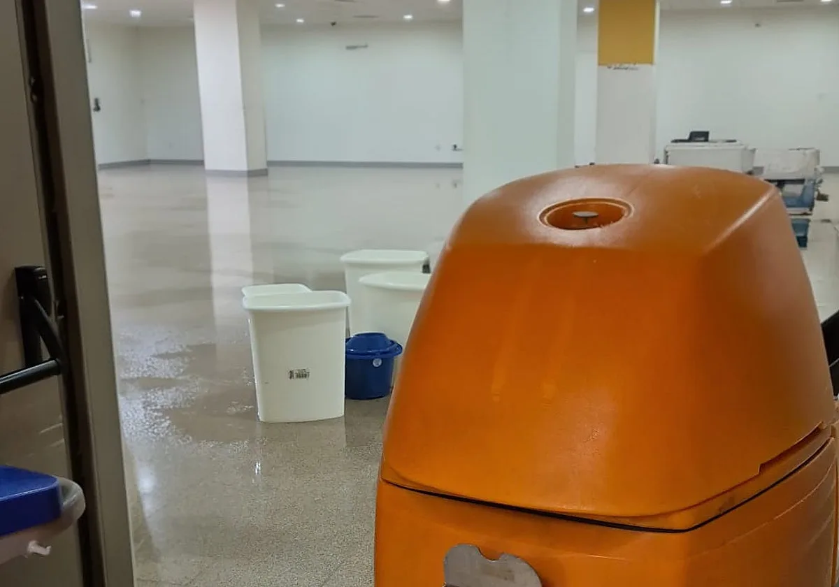 Denuncian las «carencias estructurales» del Hospital La Fe ante las lluvias: «No es un caso aislado»