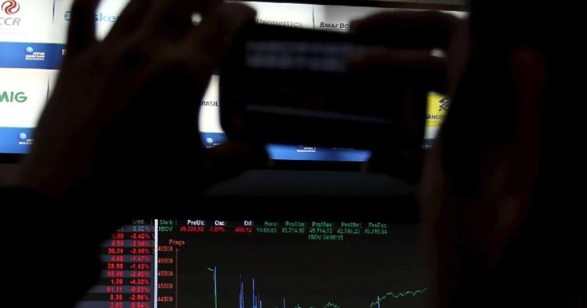 Ibovespa recua na abertura com exterior negativo e risco político no radar