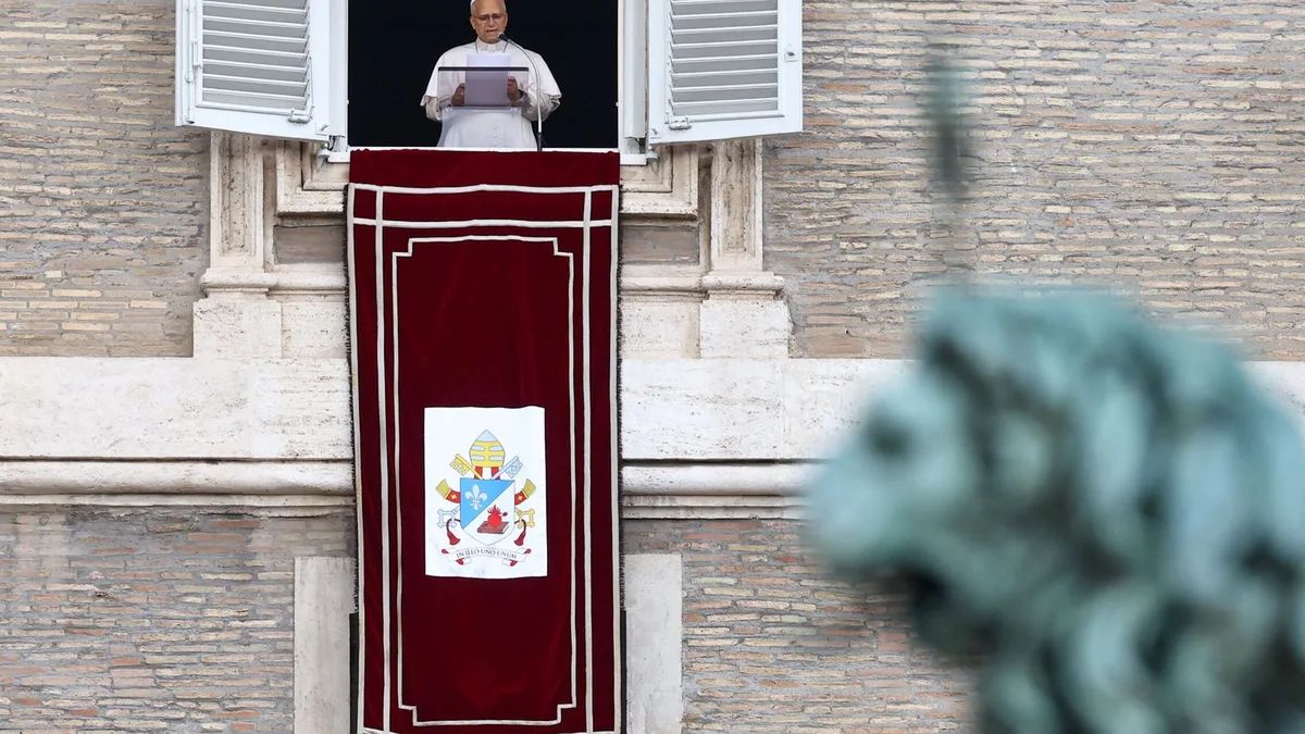 El papa León XIV oficia su primera misa desde el balcón de la Santa Sede un día después de salir del hospital
