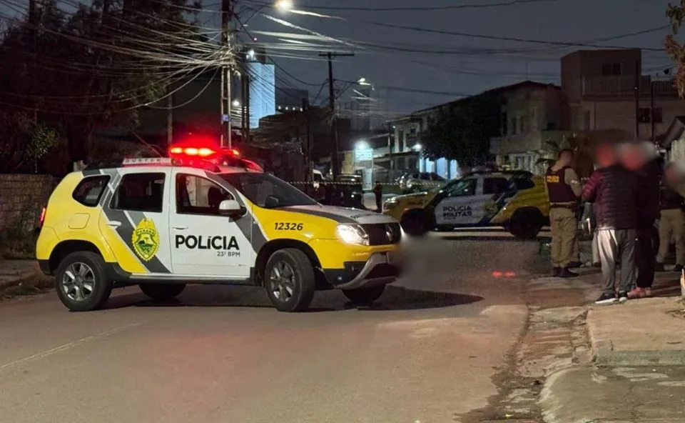 Jovem de 25 anos é morto a tiros por dupla em motocicleta no Novo Mundo, em Curitiba: “Acerto no tráfico”