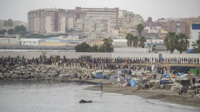 Um ferido e quatro detidos após confronto entre migrantes em Ceuta