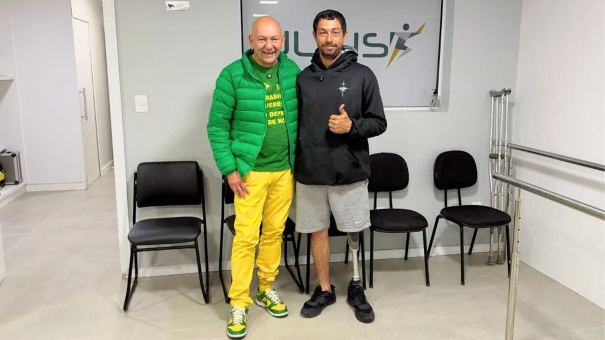Luciano Hang entrega prótese de R$ 80 mil a pedreiro que viralizou trabalhando sem perna em SC