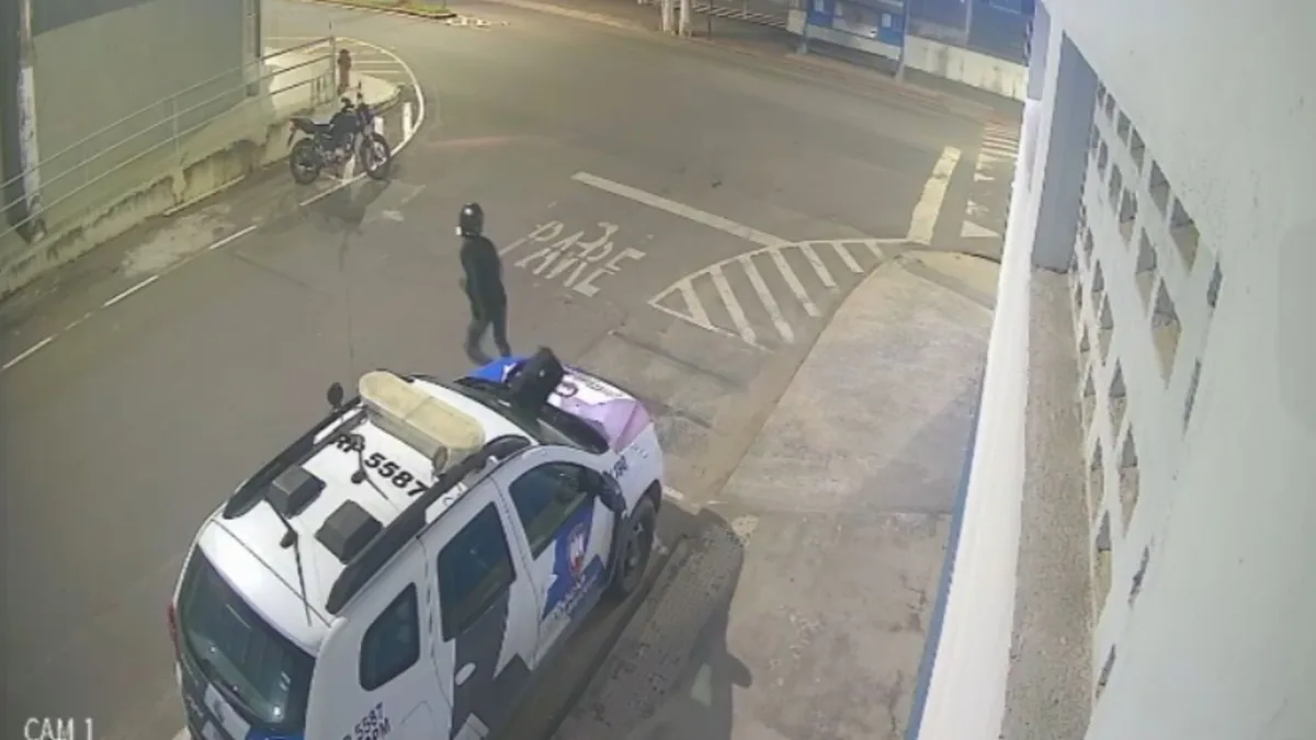 Vídeo: motociclista deixa mochila sobre viatura e objeto explode em Linhares