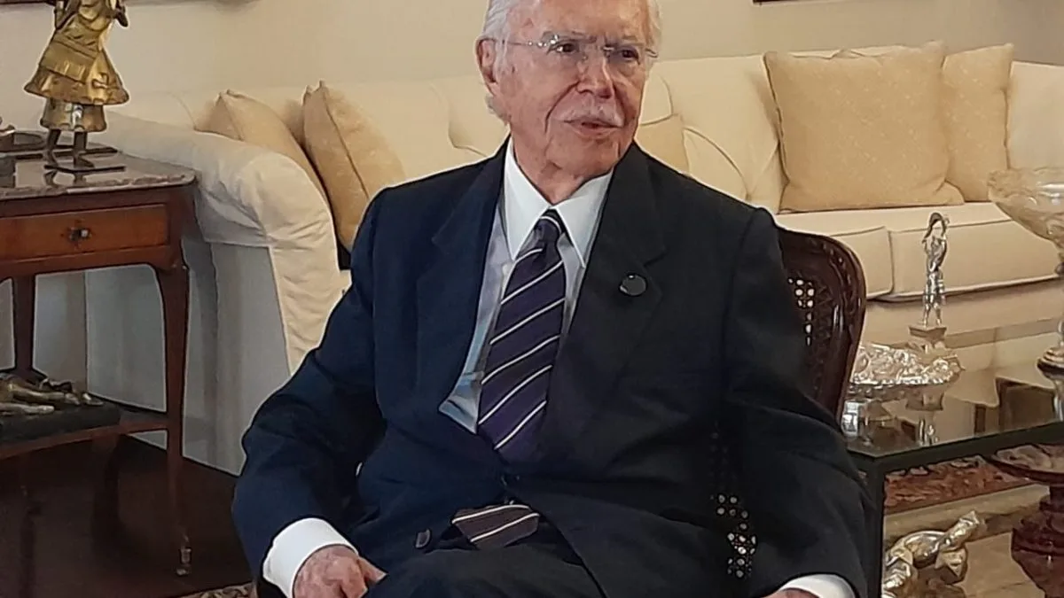 José Sarney volta a ser internado após sentir dores abdominais; ex-presidente já foi hospitalizado três vezes em poucas semanas