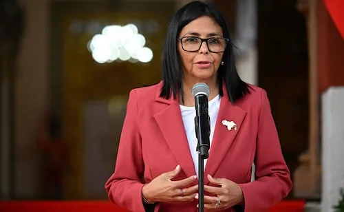 Acuerdo petrolero entre EU y Venezuela tiene duración de 25 años, informa Delcy; van por 1.5 millones de barriles diarios