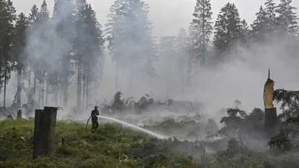 En Belgique, les pompiers se battent pour "encercler définitivement" un incendie historique