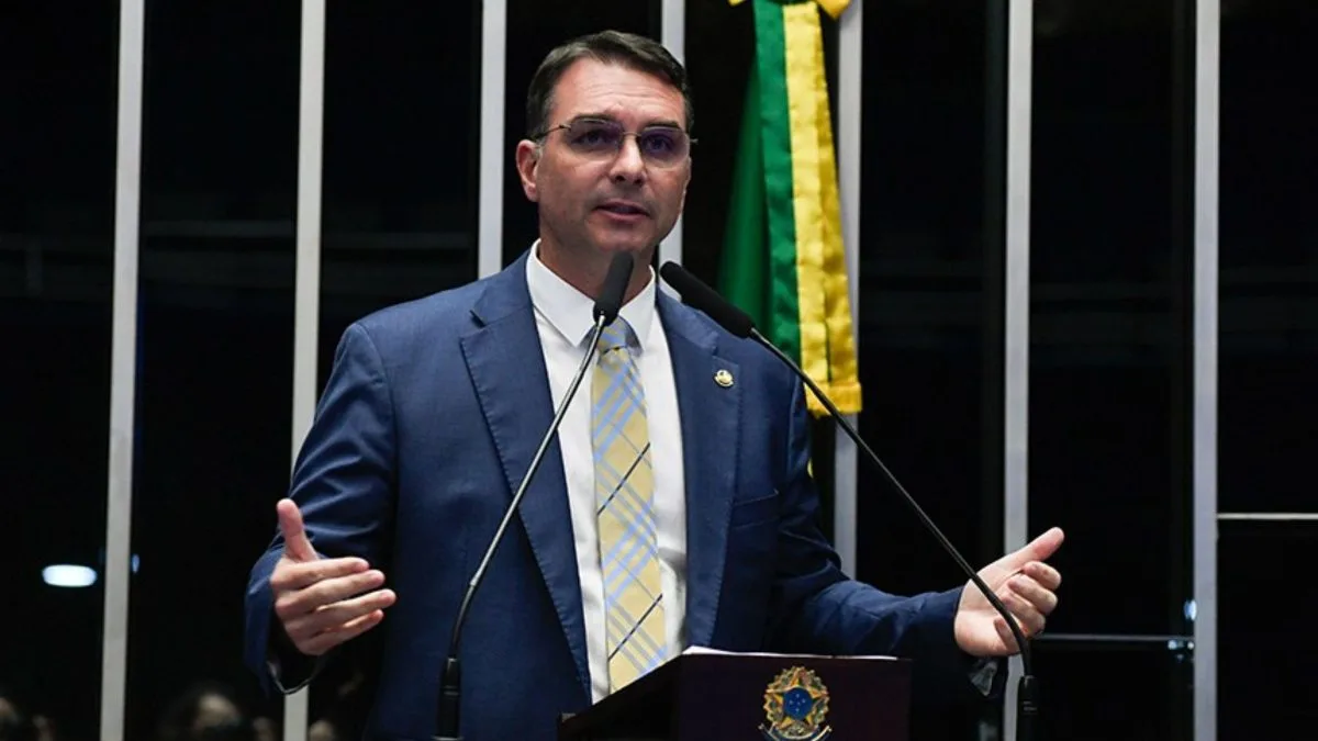 Desafiado por Lula, Flávio Bolsonaro votará pelo fim da escala 6×1 para evitar desgaste no 2º turno