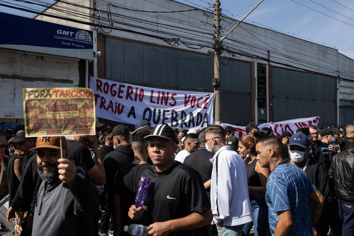 Protesto com rojões contra Tarcísio atrasa evento de lançamento da campanha em Osasco