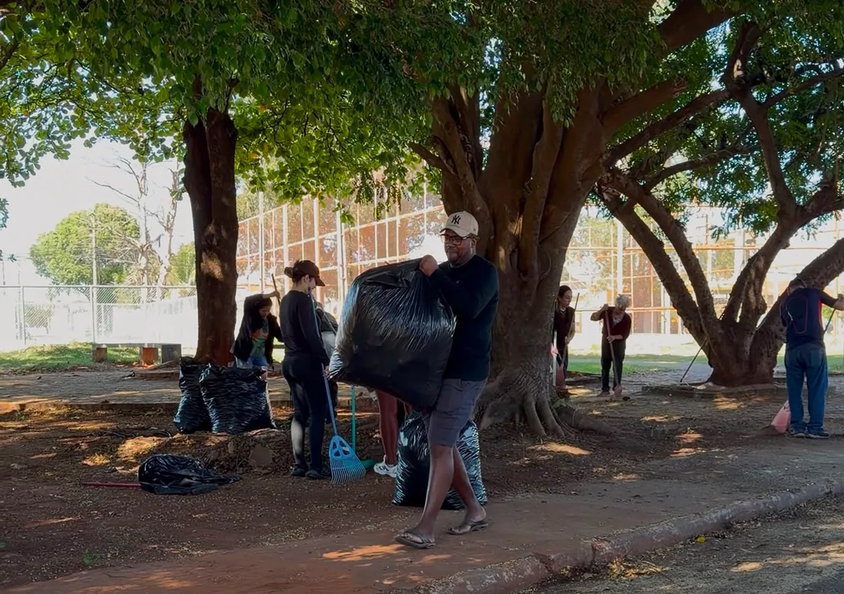 Moradores tiram o fim de semana para colocar a mão na massa e recuperar praça