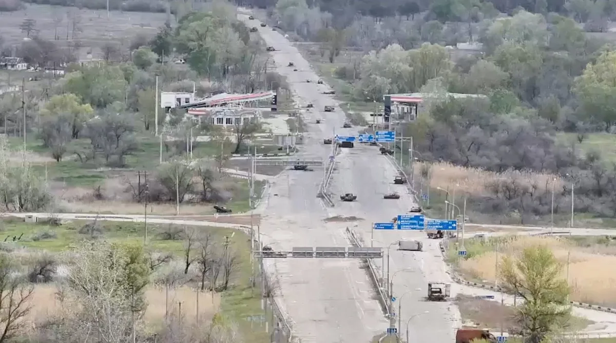 Ucranianos desesperados arriesgan su vida al escapar de una ciudad controlada por Rusia mientras caminan por rutas minadas