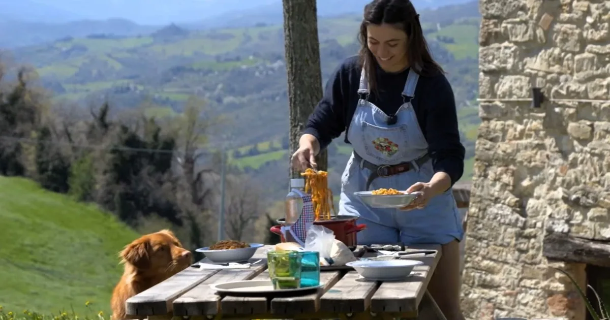 «Todos los días me levanto y digo gracias»: Martina se fue a vivir a una casona rural del siglo XVIII en un paraíso de Italia