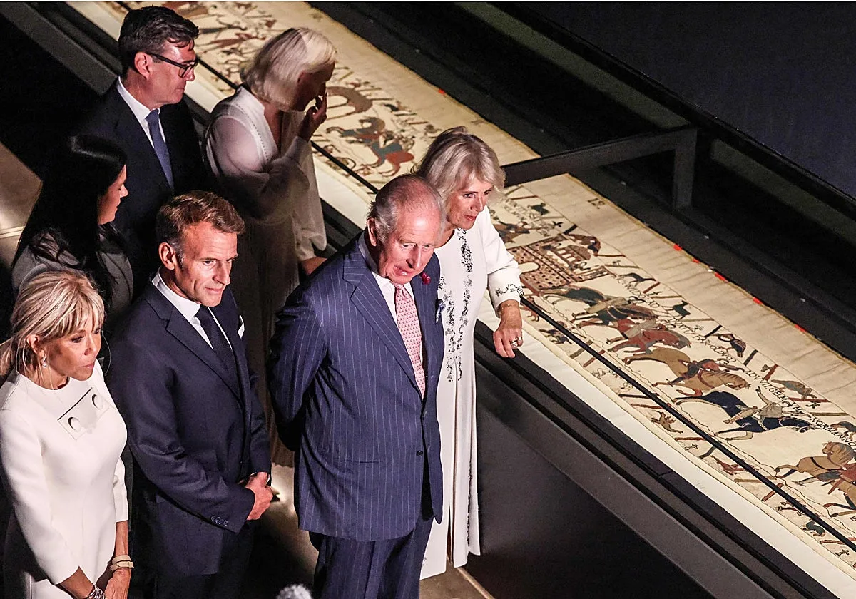 Carlos III, Burnham y Macron inauguran la histórica exposición del 'Tapiz de Bayeux'