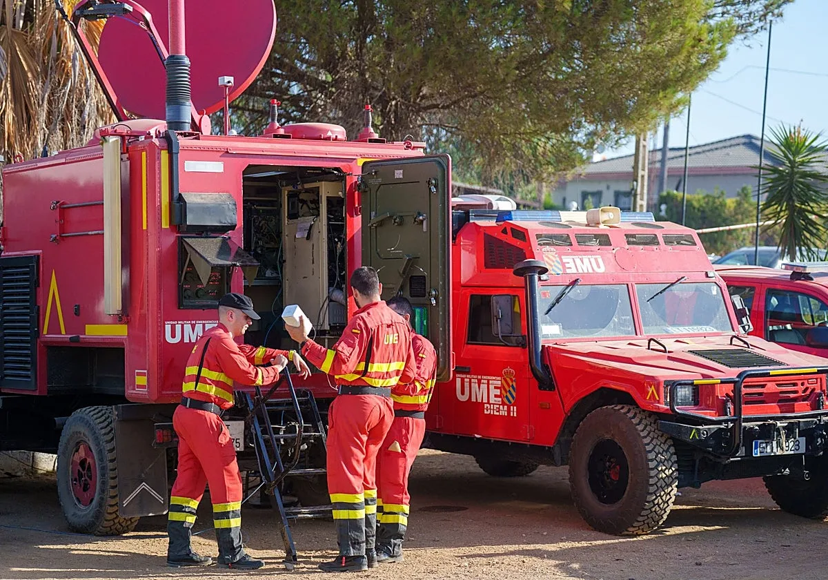 El pueblo de Niebla despide a la UME con aplausos tras su lucha titánica contra el incendio