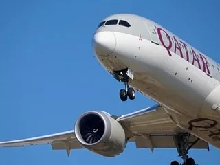 Cris, crachats, coups de tête… deux hommes sèment le chaos en plein vol, des passagers interviennent pour les maîtriser