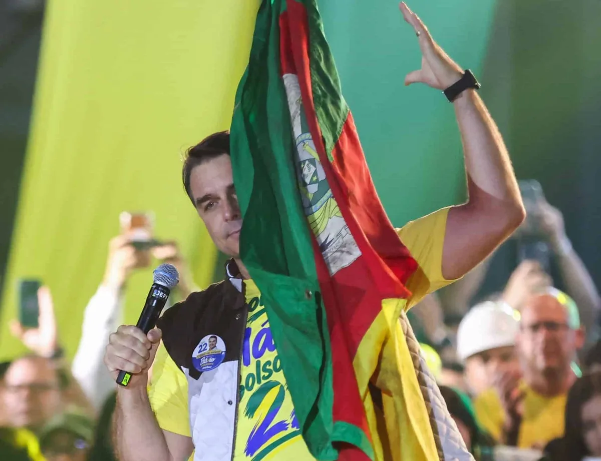 Flávio Bolsonaro falta à votação do fim da escala 6×1 no Senado para dançar funk em Porto Alegre; vídeo