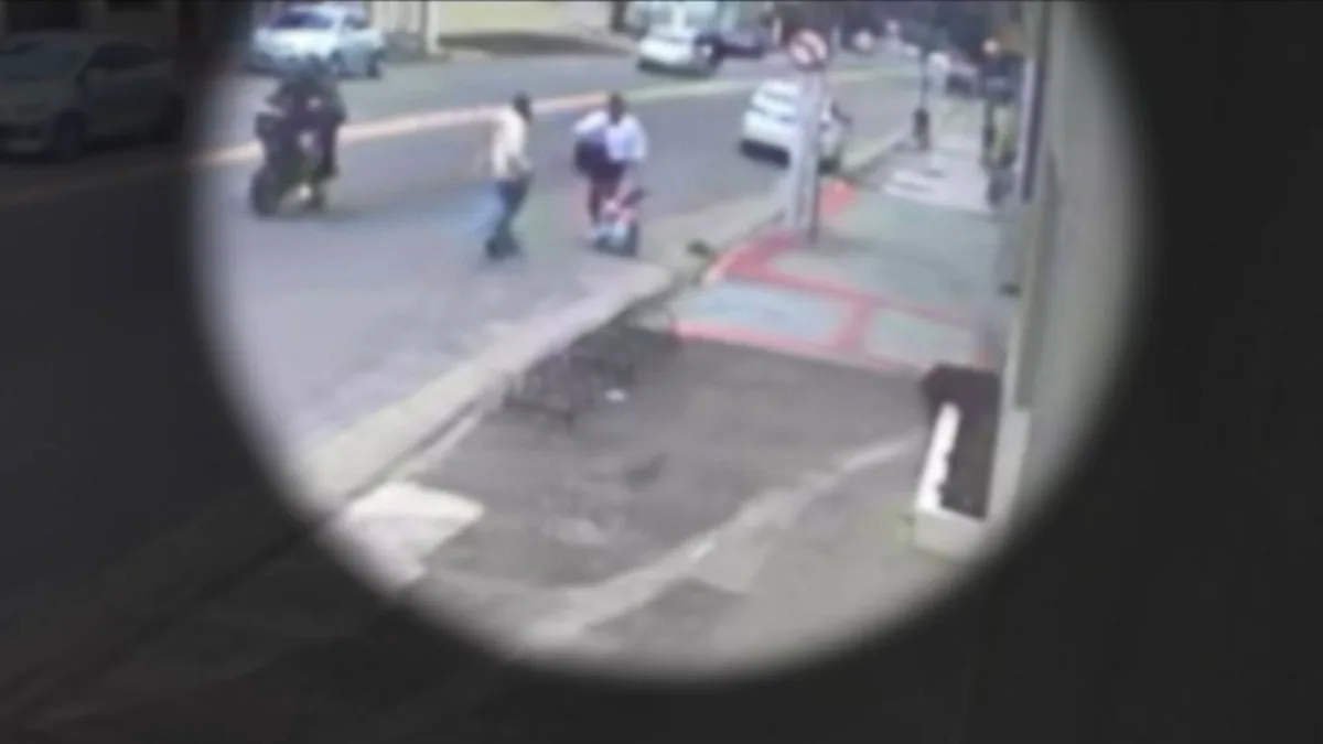 VÍDEO: mãe com bebê de um ano é assaltada por homem armado com estilete em Vila Velha