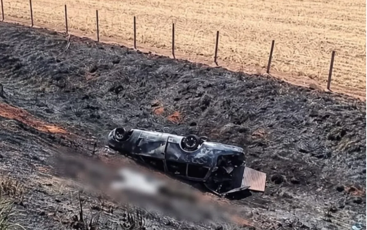 Três pessoas morrem após carro capotar e pegar fogo na GO-568, dizem Bombeiros