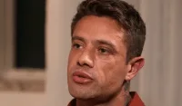 Rafael Cardoso volta aos trabalhos e dá beijão em atriz após reabilitação