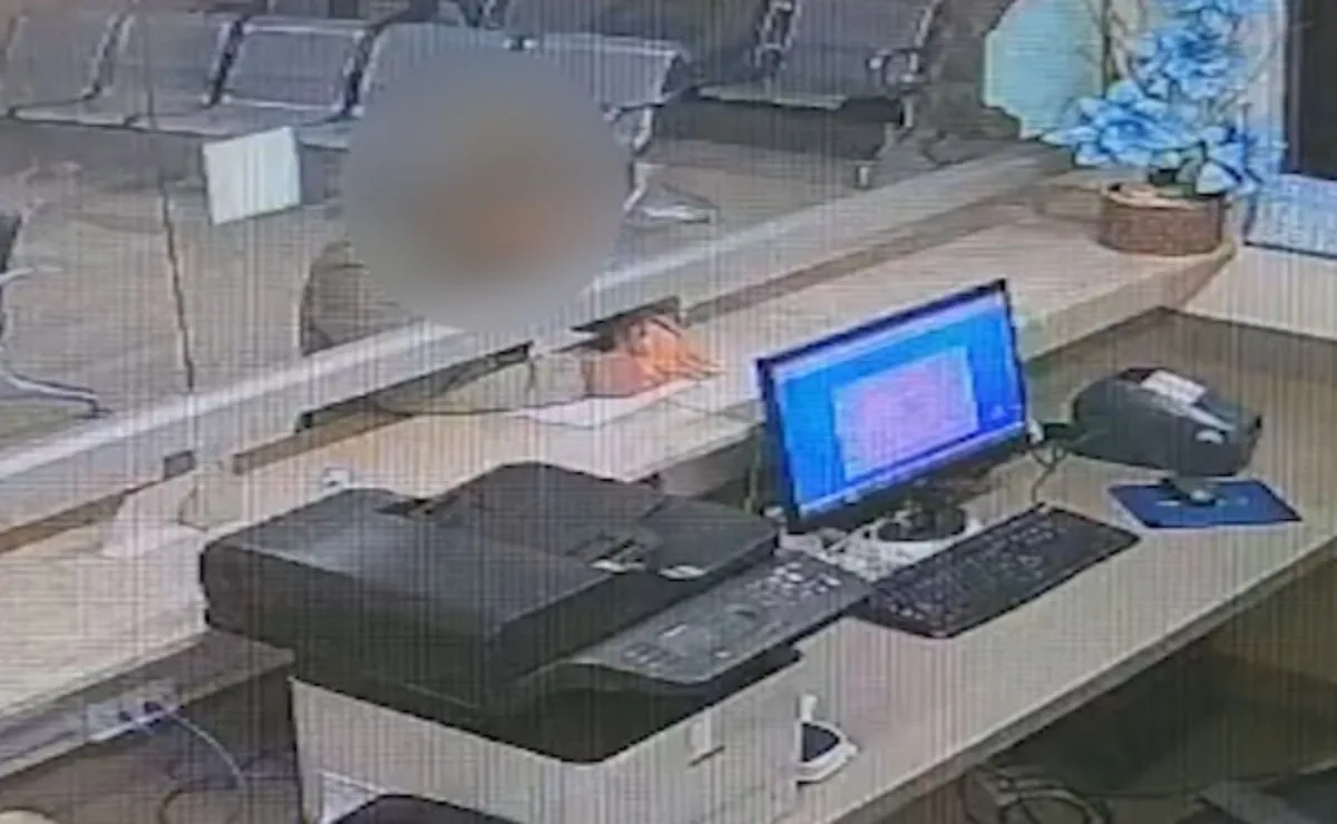 Vídeo mostra momento em que mulher agredida pelo marido escreve pedido de socorro em prontuário médico: “Estava com muito medo”