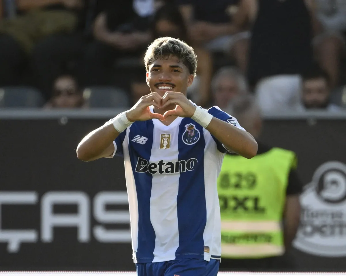 Porto vence com gol de brasileiro e segue sendo líder invicto do Português