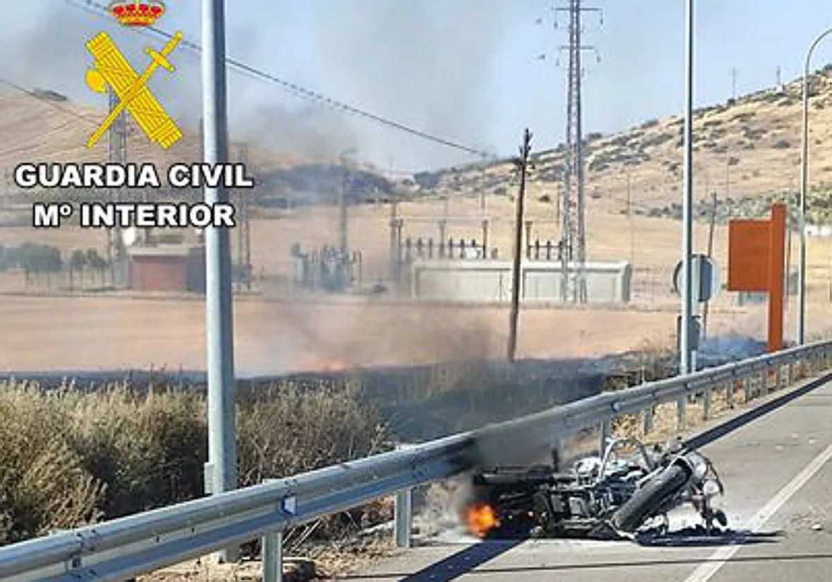 La rápida actuación de dos guardias civiles salva a un motorista envuelto en llamas en Almuradiel