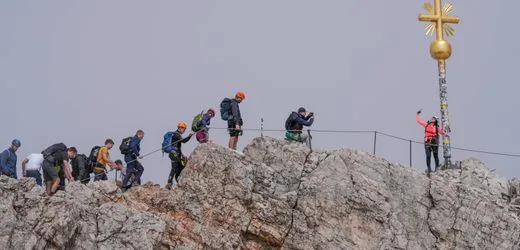 Zugspitze in Bayern: Betreiber drohen mit Anzeige wegen Stickern am Gipfelkreuz