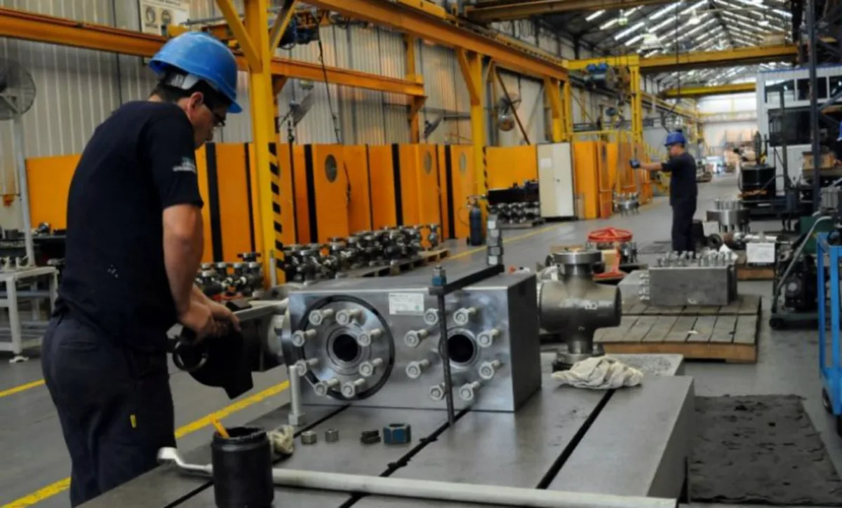 La industria operó al 58,5% de su capacidad instalada en agosto y sumó una nueva caída interanual