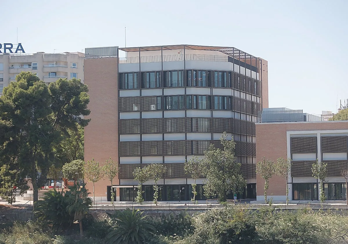 El complejo de Altadis comienza a funcionar con la llegada de las primeras oficinas