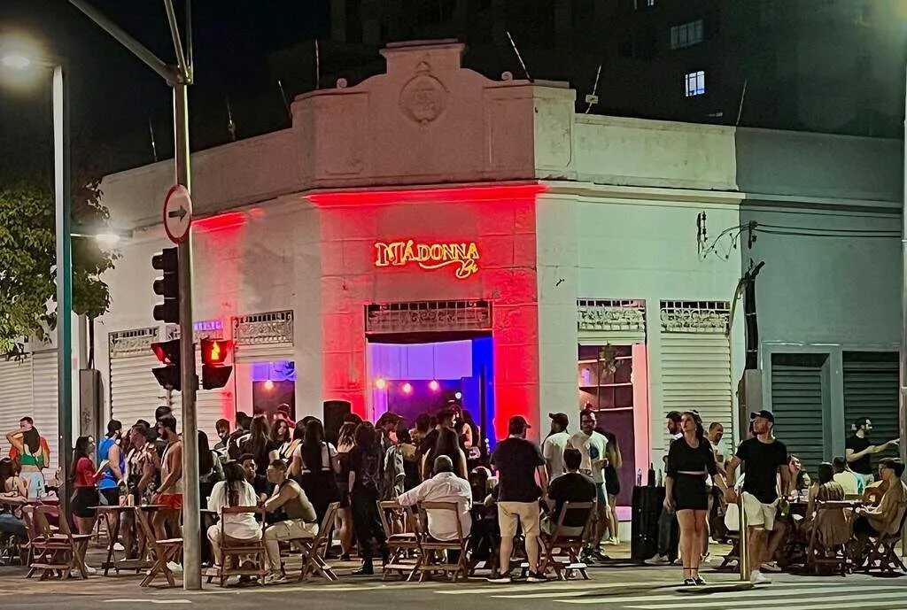 Bar na 14 com drinks inspirados em vilãs fecha após dois anos